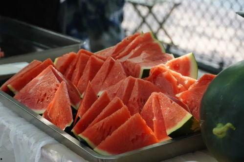 西安今日吃瓜,街头小吃瓜，品味古城风味
